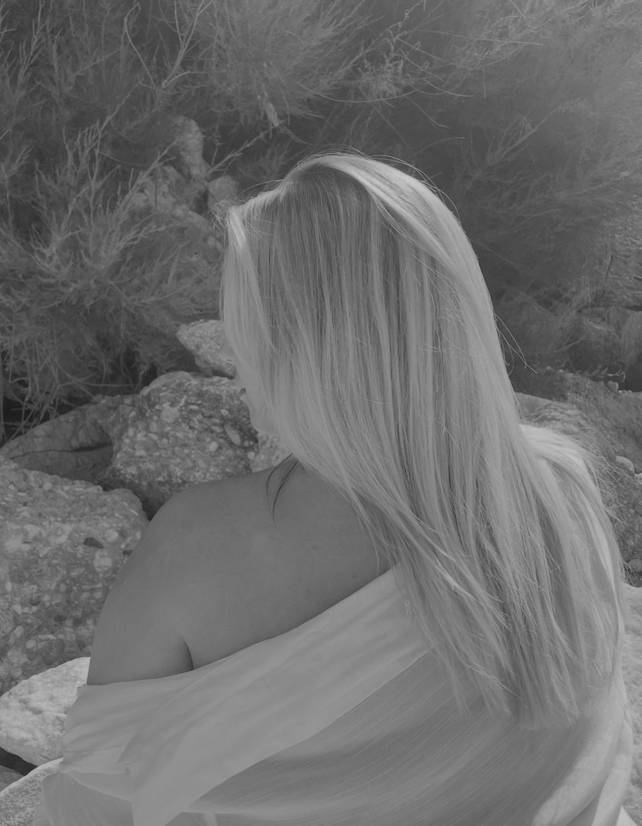 Carolin Ernst von hinten am Meer, Portrait